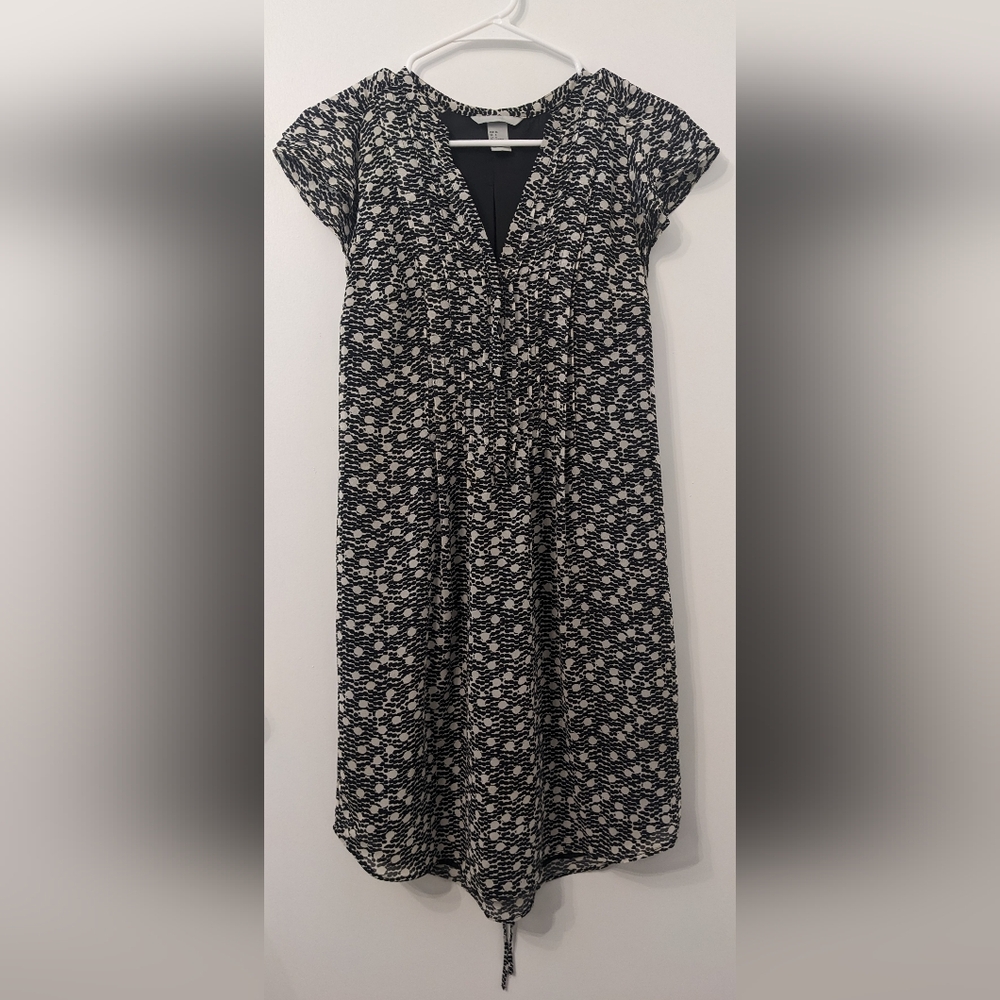 H&M Black and White Patterned Dress with Flutter Sleeves and Waist Cinching Tie